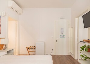 Planxa i posts de planxar, wifi gratuïta i roba de llit 