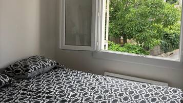 4 slaapkamers, een strijkplank/strijkijzer, beddengoed