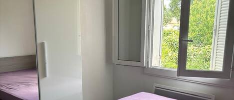 4 bedrooms, iron/ironing board, bed sheets