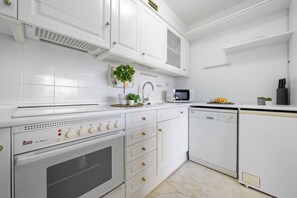Kühlschrank, Mikrowelle, Ofen, Wasserkocher mit Kaffee-/Teezubehör