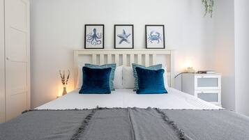 Tabla de planchar con plancha, wifi gratis, ropa de cama