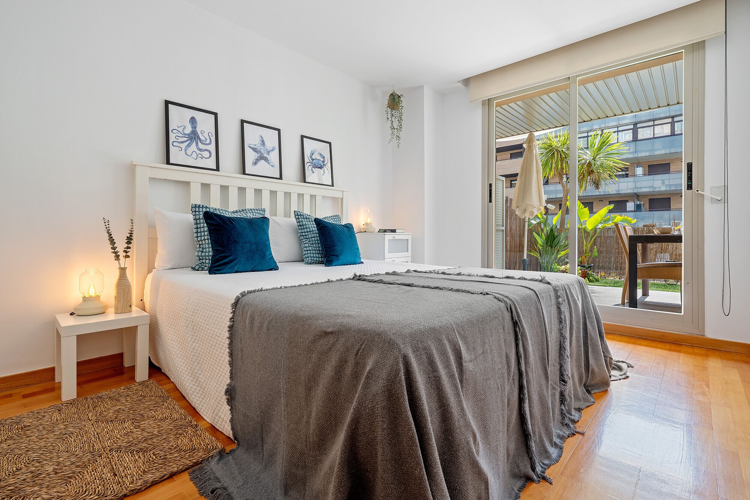 Tabla de planchar con plancha, wifi gratis y ropa de cama 