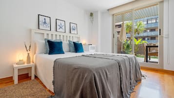 Tabla de planchar con plancha, wifi gratis y ropa de cama
