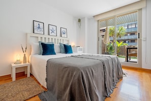 Tabla de planchar con plancha, wifi gratis y ropa de cama 