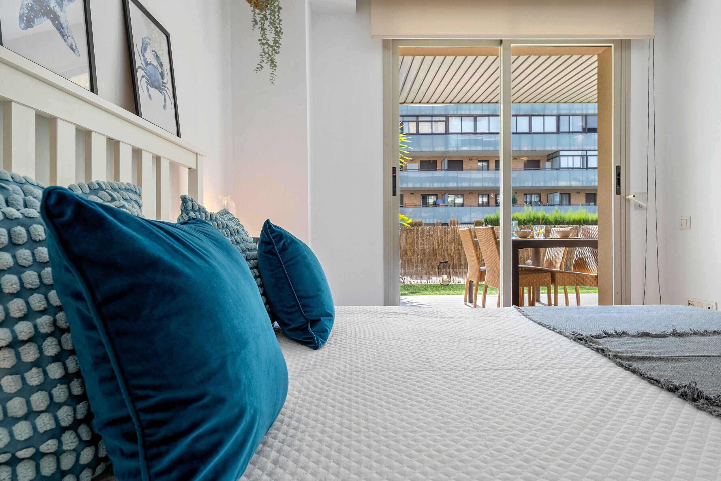Tabla de planchar con plancha, wifi gratis, ropa de cama