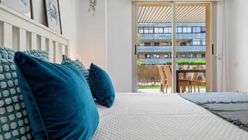 Tabla de planchar con plancha, wifi gratis, ropa de cama