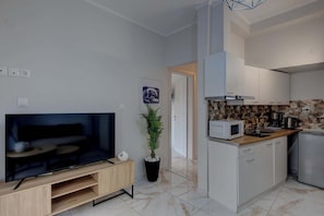 Wasserkocher mit Kaffee-/Teezubehör, Kühlschrank, Ofen, Herdplatte