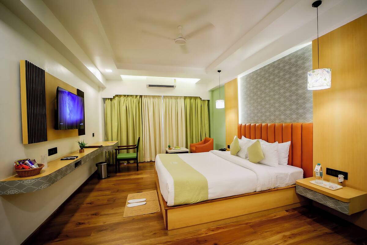 In-room safe, laptop workspace, blackout curtains