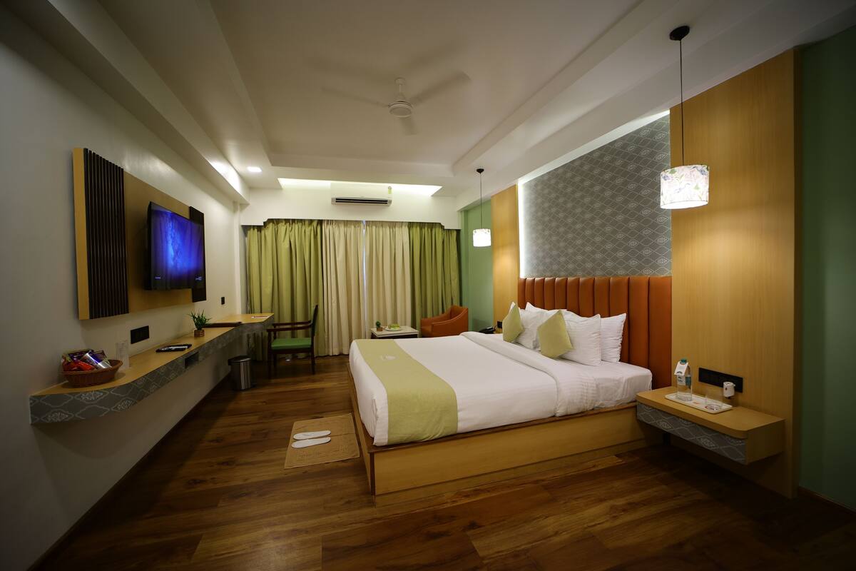 ห้องพรีเมียมดับเบิล, ระเบียง, วิวคลอง | ตู้นิรภัยในห้องพัก, พื้นที่ทำงานแบบใช้แล็ปท็อป, ผ้าม่านกันแสง