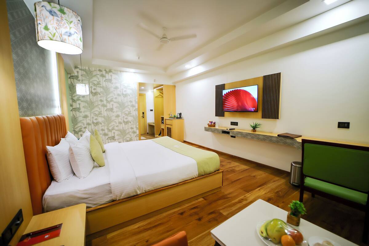 In-room safe, laptop workspace, blackout curtains
