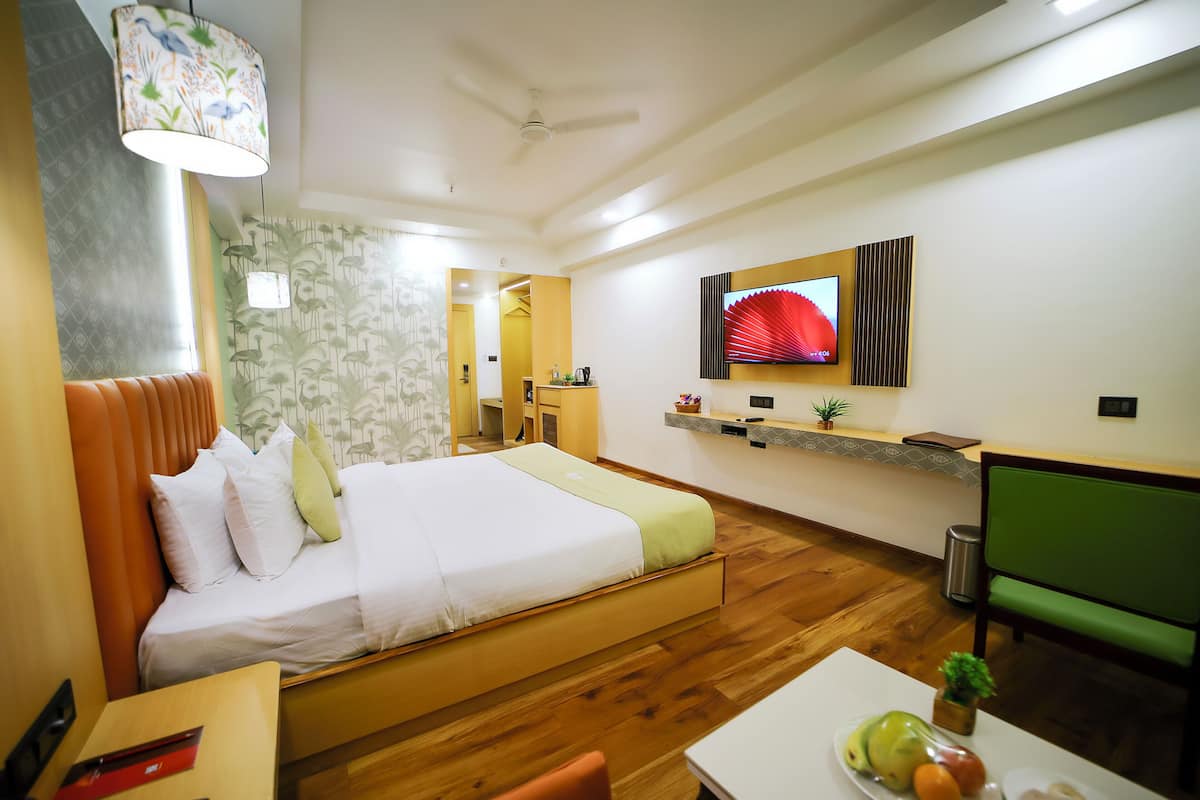 Premium Double Room, 1 King Bed | In-room safe, laptop workspace, blackout drapes