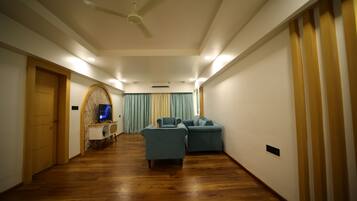 Royal Suite, Balcony | Living area