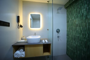 Habitación doble Premium, 1 cama King size | Baño | Regadera, pantuflas, toallas, jabón 