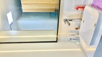 Doccia, vasca idromassaggio, asciugacapelli, bidet