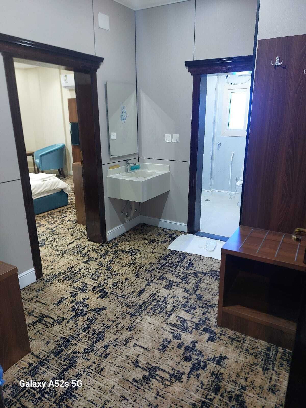 Kahden hengen comfort-huone (kaksi sänkyä), patio, näköala puistoon | Tallelokero huoneessa, kannettavalle tietokoneelle sopiva työtila