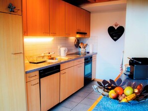 Kühlschrank, Mikrowelle, Ofen, Geschirrspüler