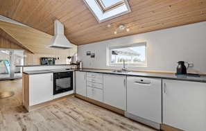 Wasserkocher mit Kaffee-/Teezubehör, Kühlschrank, Mikrowelle