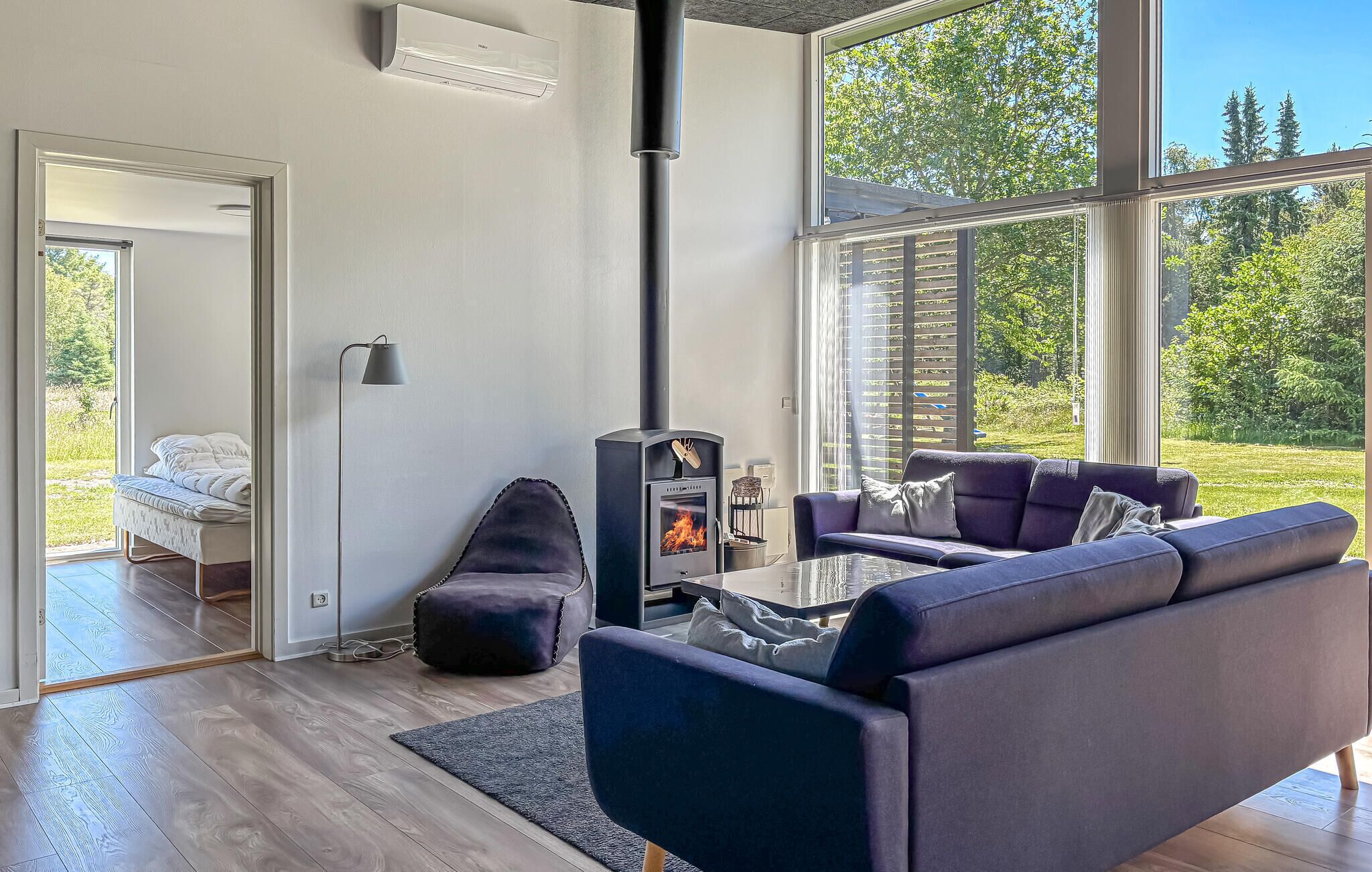 Smart TV, fireplace