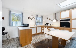 Coffee/tea maker, fridge, microwave, stovetop - 5 bedroom gorgeous home in Spøttrup (Spøttrup)