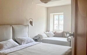 Iron/ironing board, free WiFi - Awesome home in Jelsa (Jelsa)