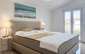 Iron/ironing board, travel cot, free WiFi - Stunning home in Plovanija (Plovanija)