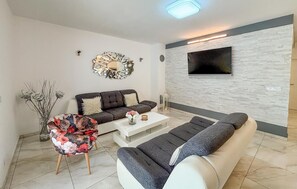 Smart TV - Stunning home in Plovanija (Plovanija)