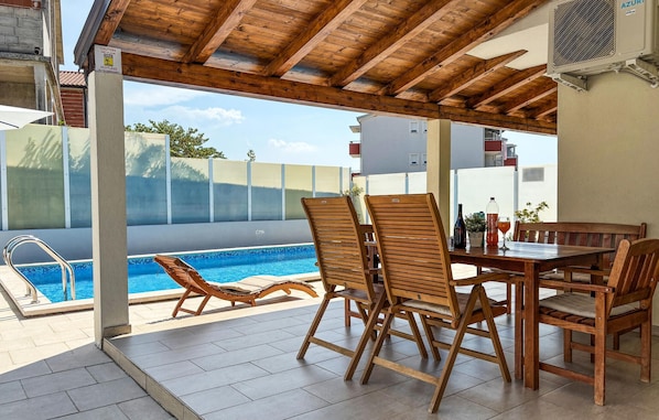 Outdoor dining - Stunning home in Plovanija (Plovanija)