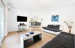Fernseher, Tischfußball, Tischtennisplatte
