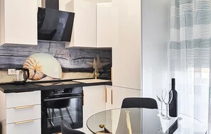 Wasserkocher mit Kaffee-/Teezubehör, Kühlschrank, Ofen, Herdplatte