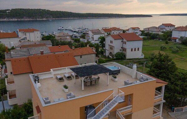A residential area with houses, a marina, and a view of the sea. - 1 bedroom lovely apartment in Rab Barbat (Rab Barbat)