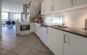 Coffee/tea maker, fridge, microwave, stovetop - Stunning home in Glesborg with sauna (Glesborg)
