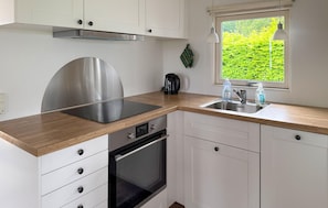 Coffee/tea maker, fridge, stovetop, dishwasher - Cozy home in Børkop with house sea view (Børkop)