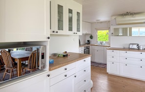 Coffee/tea maker, fridge, stovetop, dishwasher - Cozy home in Børkop with house sea view (Børkop)