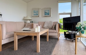 TV, fireplace - Cozy home in Børkop with house sea view (Børkop)