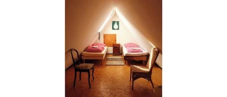 5 habitaciones, tabla de planchar con plancha, wifi y ropa de cama