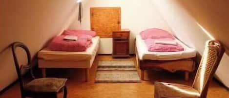 5 habitaciones, tabla de planchar con plancha, wifi y ropa de cama