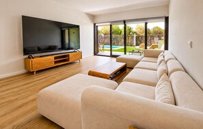 Smart TV - Awesome home in Aljaraque (Aljaraque)