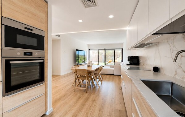 Coffee/tea maker, fridge, microwave, dishwasher - Awesome home in Aljaraque (Aljaraque)