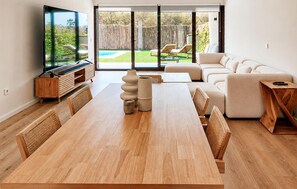 Smart TV - Awesome home in Aljaraque (Aljaraque)
