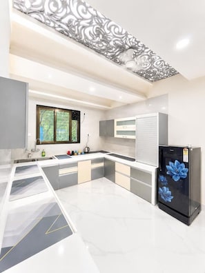 Refrigerador, parrilla de estufa y utensilios de cocina 
