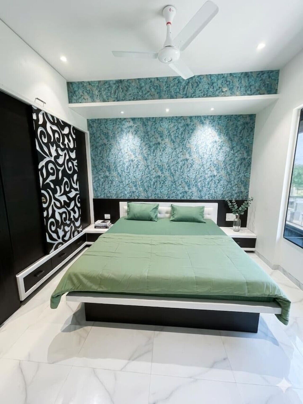 Desk, iron/ironing board, WiFi, bed sheets