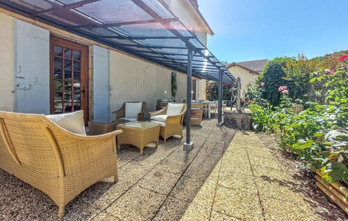 Maison avec piscine et rivière
