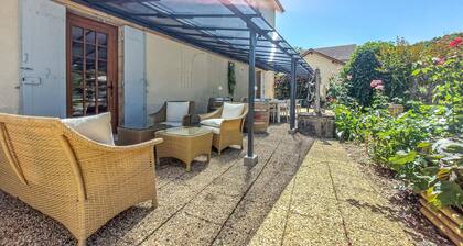 Maison avec piscine et rivière