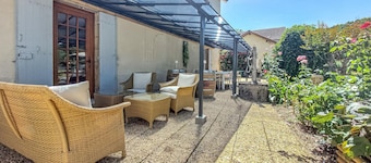 Maison avec piscine et rivière
