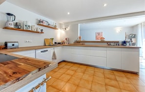 Wasserkocher mit Kaffee-/Teezubehör, Kühlschrank, Mikrowelle, Ofen