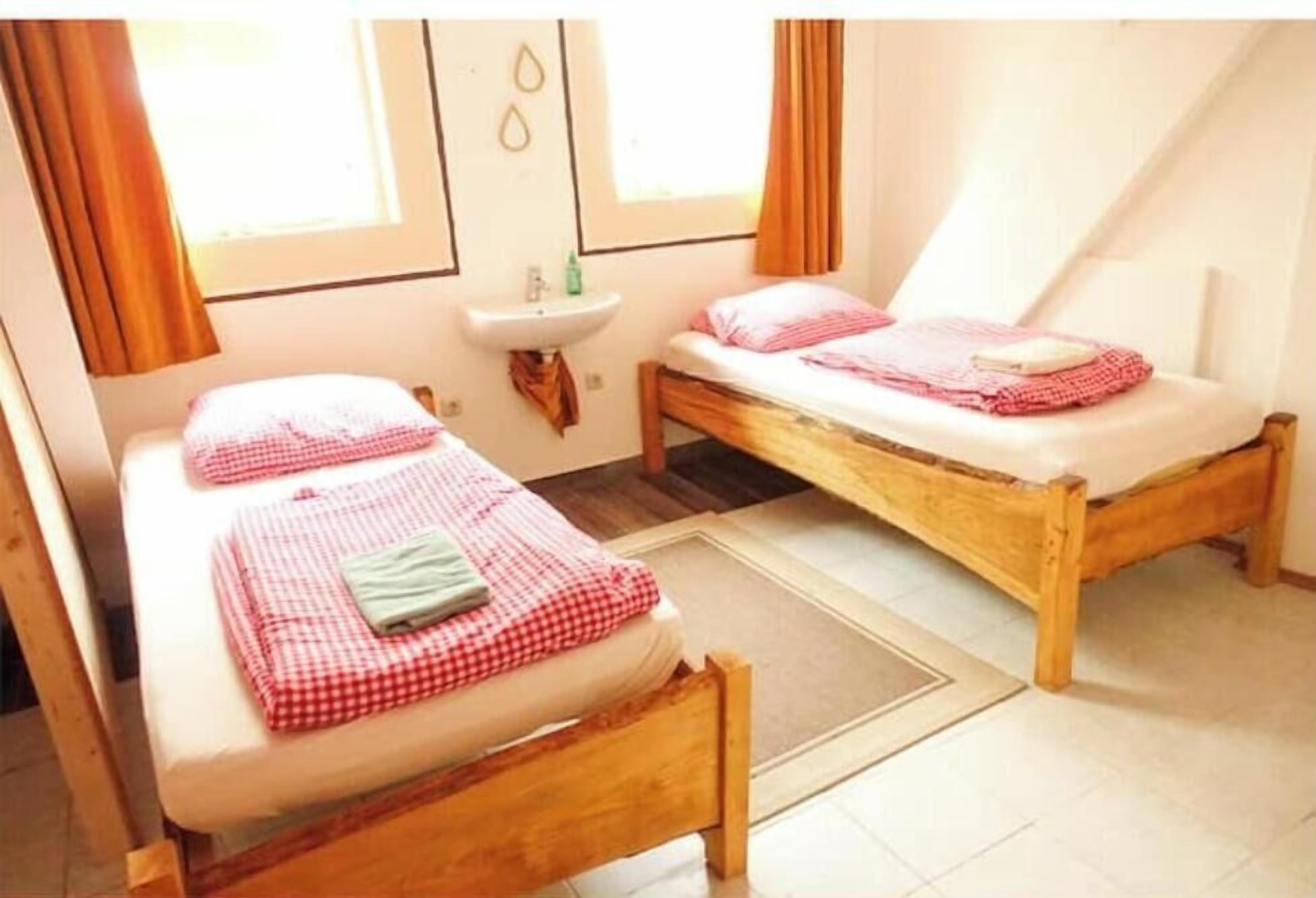 5 habitaciones, tabla de planchar con plancha, wifi y ropa de cama 