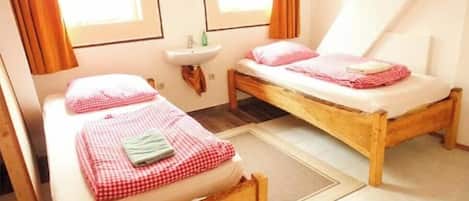 5 habitaciones, tabla de planchar con plancha, wifi y ropa de cama