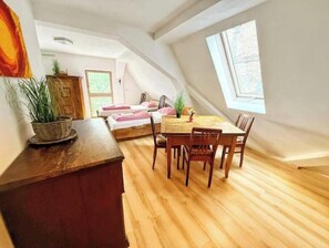 2 室のベッドルーム、アイロン / アイロン台、WiFi、ベッドシーツ