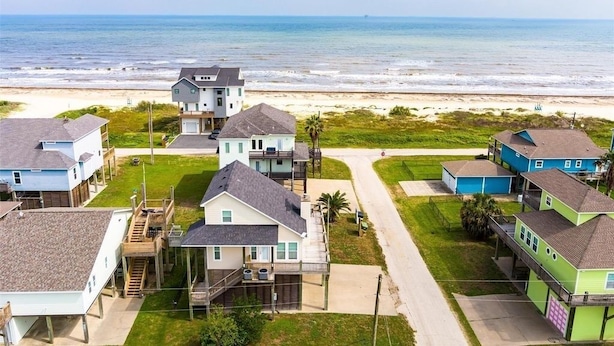 A coastal residential area with houses, a beach, and a clear view of the ocean. - Arenita & Playita 3 Bedroom Home (Port Bolivar)
