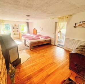 5 bedrooms, iron/ironing board, WiFi, bed sheets - Spacious, sunny, comfortable apartment in Geiselwind (Burghaslach)
